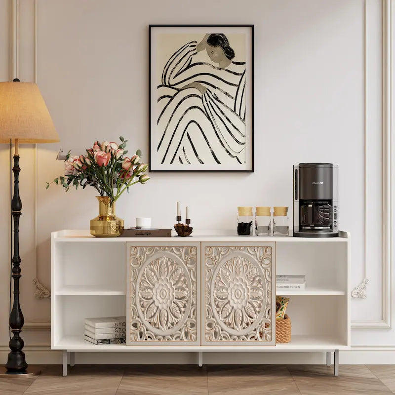 Meuble de rangement d'appoint en bois avec détails sculptés