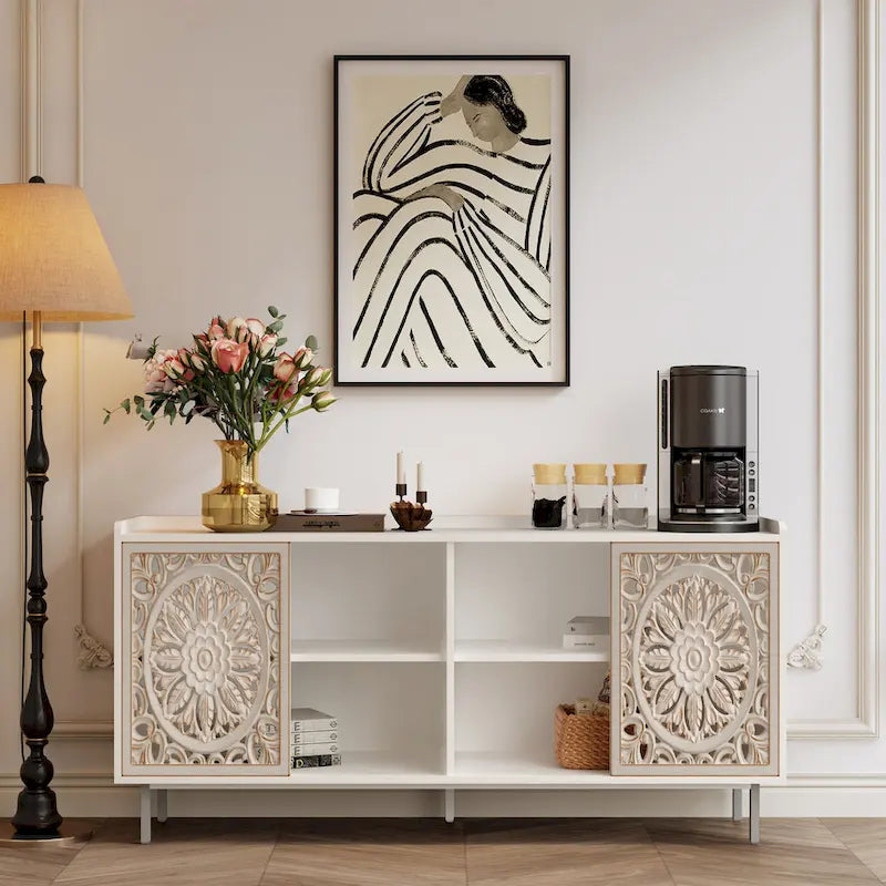 Meuble de rangement d'appoint en bois avec détails sculptés