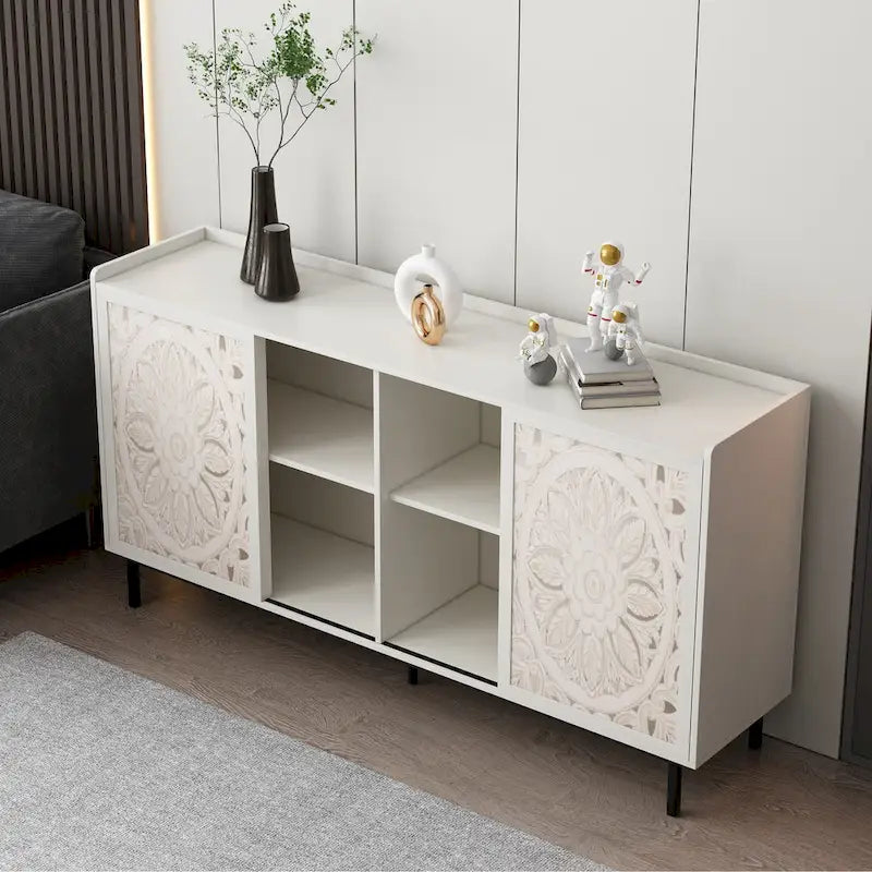 Meuble de rangement d'appoint en bois avec détails sculptés