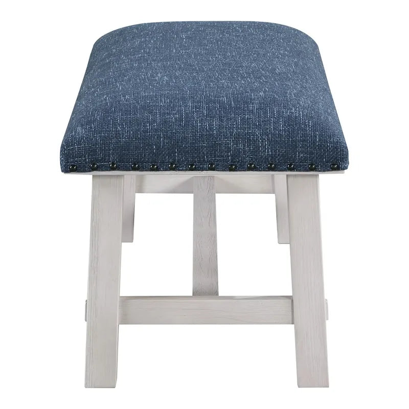 Banc Callen avec cadre blanc délavé et garniture cloutée en bronze antique, en tissu bleu marine